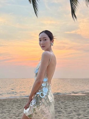 ジェシカ、華やかなドレスで背中を大胆に露出！誕生日の美しい記念ショット公開