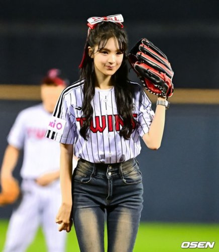 【PHOTO】ギュビン、始球式に登場&hellip;大きなリボンでキュートな魅力をアピール