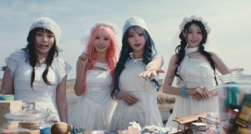QWER、タイトル曲「CEREMONY」MV公開&hellip;ファンタジー童話のような演出に注目