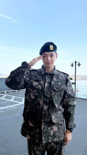 カン・ダニエル、修了式を終えてファンに報告&hellip;凛々しい軍服姿も公開