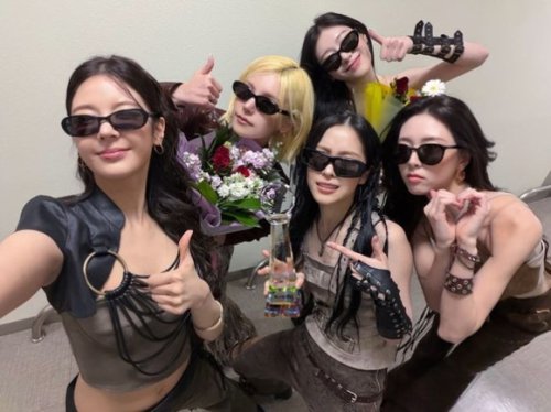 ITZY「ミュージックバンク」で再契約後に初の1位獲得！&ldquo;MIDZYが大好き&rdquo;