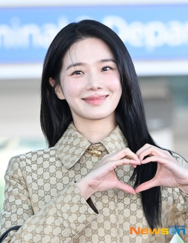 【PHOTO】パク・ギュヨン、海外スケジュールのため出国（動画あり）