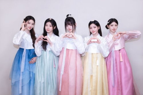 ILLIT、5人5色の美しい韓服姿を披露&hellip;ファンに秋夕の挨拶「心と身体が充電されるように」（動画あり）