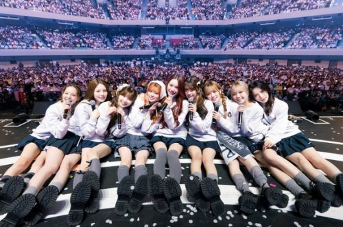 NiziU、初のホールツアーが日本武道館でフィナーレ！ファンからサプライズ＆涙する場面も