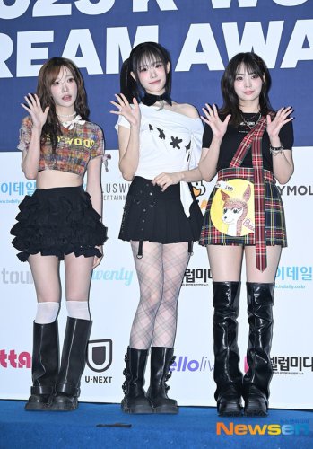 【PHOTO】QWER「2025 K-WORLD DREAM AWARDS」ブルーカーペットに登場