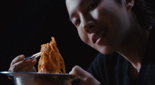 BTSのJ-HOPEが登場！LE SSERAFIM、タイトル曲「SPAGHETTI」MV公開&hellip;ユニークな歌詞＆強烈なラップに注目