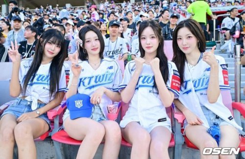 【PHOTO】H1-KEY、始球式で祝賀ステージを披露&hellip;ウォーターガンでびしょ濡れ