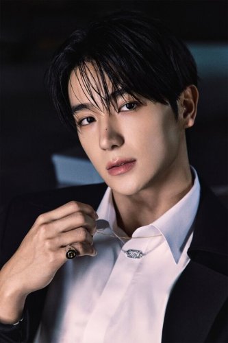 THE BOYZ ヒョンジェ、足首の靭帯断裂&hellip;本日の「ミュージックバンク」は椅子に座って参加