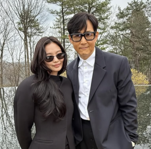 BLACKPINK ジェニー、イ・ジョンジェと再会！微笑ましい2ショットが話題