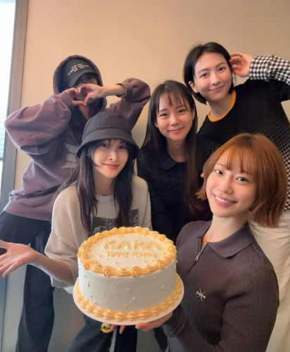 KARA、デビュー19周年をお祝い！記念ショットで変わらない友情をアピール
