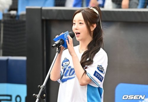 【PHOTO】LOVELYZのKei、国歌斉唱のため野球場に登場&hellip;美しい歌声で魅了