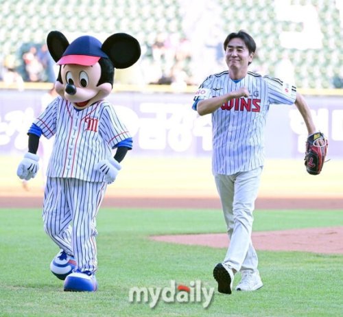 【PHOTO】リュ・スンリョン、ミッキーマウスと始球式に登場！爽やかな笑顔で挨拶