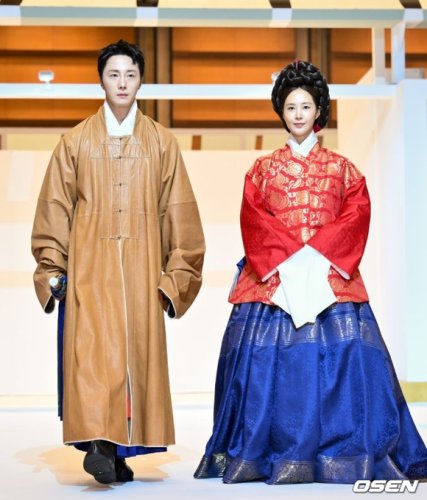 【PHOTO】少女時代 ユリ＆チョン・イル、韓服姿で登場！「2025 韓服商店」開幕式に出席