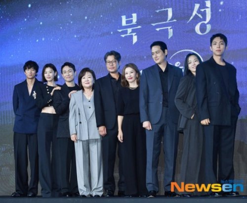 【PHOTO】チョン・ジヒョン＆カン・ドンウォンら、Disney+「北極星」制作発表会に出席（動画あり）