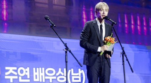 坂口健太郎、韓国語で受賞の喜びを表現！パク・ウンビンと共に「2025グローバルOTTアワード」主演俳優賞に輝く