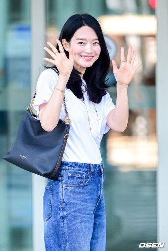 【PHOTO】シン・ミナ、海外スケジュールのため出国&hellip;さわやかな笑顔