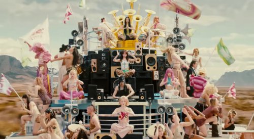LE SSERAFIM、タイトル曲「BOOMPALA」MV公開&hellip;圧倒的なスケールでユニークなコンセプトを披露