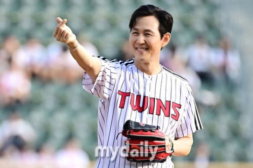 【PHOTO】イ・ジョンジェ、始球式に登場&hellip;新ドラマで共演のイム・ジヨン＆キム・ジフンが応援に！