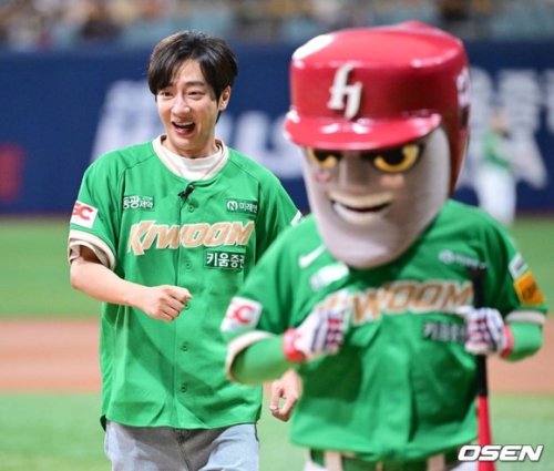 【PHOTO】イ・サンヨプ、始球式に登場&hellip;爽やかな笑顔で挨拶