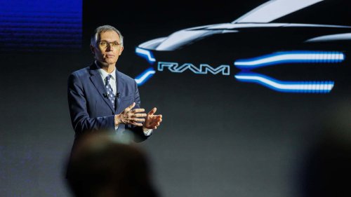 Mantan CEO Stellantis Carlos Tavares Anggap Grup Ini Bisa Pecah