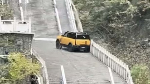 Produsen Mobil Cina Mencoba Tiru Panjat Tangga Range Rover