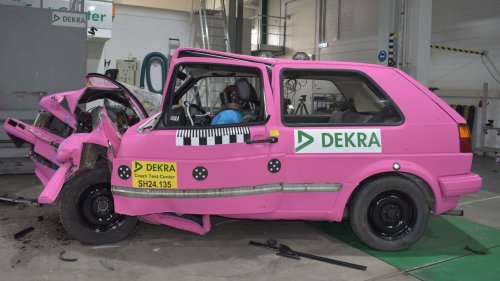 Volkswagen Golf Tua Memenuhi Uji Tabrak Modern