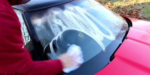 Efek Negatif Terlalu Sering Poles Kaca Mobil yang Perlu Diketahui