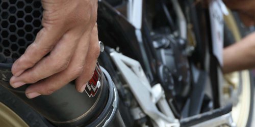Motor Mengeluarkan Asap Putih? Kenali Penyebab dan Solusinya!