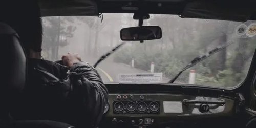 Apa Itu Microsleep dan Mengapa Ini Bisa Terjadi Saat Mengemudi?, Bahaya Microsleep Saat Mengemudi: Risiko Nyata di Jalan, Tanda-Tanda Anda Mengalami Microsleep Saat Mengemudi, Cara Mengatasi Microsleep Saat Berkendara: Strategi Aman di Jalan, Pentingnya Tidur yang Cukup Sebelum Mengemudi Jarak Jauh, Waktu Rawan Microsleep: Hindari Berkendara di Jam-Jam Ini, Peran Musik dan Interaksi Sosial dalam Mencegah Kantuk, Pentingnya Ventilasi dan Suhu Kabin dalam Menjaga Kewaspadaan, Mengenal Microsleep: Bahaya dan Cara Menghindarinya Saat Berkendara