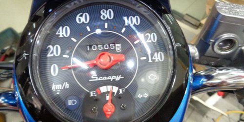 Penyebab dan Solusi Retakan Pada Kaca Speedometer