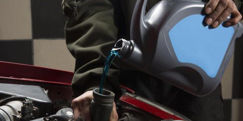 Kesalahan yang Sering Terjadi saat Mengganti Air Radiator Mobil dan Dampaknya