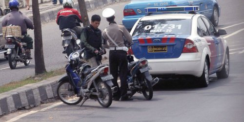 Apa Itu SIM C Palsu dan Mengapa Berbahaya?, Risiko Serius Menggunakan SIM C Palsu yang Jarang Disadari, Ciri-Ciri SIM C Palsu yang Perlu Anda Kenali Sejak Awal, Mengapa Banyak Orang Masih Tergoda Membuat SIM C Lewat Calo?, Perbedaan SIM C Asli vs SIM C Palsu dari Proses Hingga Legalitas, Ini Dia Cara Menghindari SIM C Palsu Saat Mengurus SIM, Mengenal Aplikasi SINAR: Solusi Resmi Urus SIM C Tanpa Ribet, Cara Cek Keaslian SIM C Melalui Aplikasi Resmi Korlantas Polri, Apa yang Harus Dilakukan Jika Terlanjur Punya SIM C Palsu?, Dampak Jangka Panjang Jika Terbukti Menggunakan SIM C Palsu, Waspada SIM C Palsu! Tips Hindari Calo Saat Bikin SIM Motor