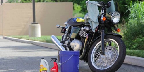 Kenapa Knalpot Motor Bisa Kemasukan Air? Ini Penyebab Umumnya, Bahaya Air Masuk ke Knalpot Motor: Jangan Anggap Sepele, Langkah Pertama Saat Knalpot Motor Kemasukan Air: Matikan Mesin Seketika, Pindahkan Motor ke Tempat Lebih Tinggi: Kurangi Risiko Kerusakan Lanjutan, Cara Mengeringkan Knalpot Motor Secara Manual dan Efektif, Uji Coba Nyalakan Mesin: Perhatikan Suara Mesin Anda, Cek Sistem Pembuangan Motor: Pastikan Tidak Ada Sumbatan atau Kebocoran, Ganti Oli Mesin: Cegah Kerusakan Akibat Air yang Masuk ke Ruang Bakar, Tips Mencegah Knalpot Motor Kemasukan Air di Masa Depan, Risiko Jangka Panjang Jika Knalpot Motor Kemasukan Air, Knalpot Motor Kemasukan Air? Tenang, Ini yang Harus Anda Lakukan