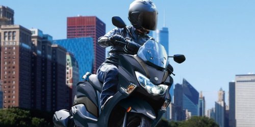 Desain Mewah yang Memikat di Setiap Sudut, Performa Mesin yang Efisien dan Andal, Suspensi dan Fitur Berkendara yang Mendukung Kenyamanan, Fitur Tambahan yang Lengkap dan Praktis, Pilihan Warna dan Harga Jual Resmi, Suzuki Rilis Skuter 125cc Bergaya Mewah, Lebih Unggul dari Honda Vario?