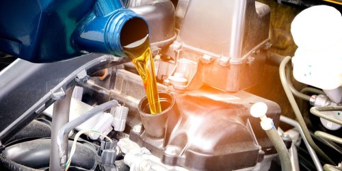 1. Kenali Karakteristik Khusus Oli Mesin Diesel, 2. Pahami Spesifikasi Mesin dan Rekomendasi Pabrikan, 3. Pilih Viskositas Oli yang Tepat Sesuai Kebutuhan, 4. Keunggulan Oli Sintetis untuk Mesin Diesel, 5. Pastikan Oli Memiliki Sertifikasi Internasional, 6. Pentingnya Memilih Merek Oli yang Terpercaya, 7. Jangan Abaikan Jadwal Ganti Oli Mesin Diesel, 8. Konsultasikan Pilihan Oli dengan Teknisi Profesional, 9. Panduan Lengkap Kode API pada Oli Mesin Diesel, 10. Jenis-Jenis Oli Diesel Berdasarkan Kebutuhan Kendaraan, 11. Perbedaan Antara Oli Mesin Diesel dan Bensin, 12. Tips Menyimpan dan Mengelola Oli Mesin Diesel di Rumah, Top 7+ Tips Memilih Oli Mesin Diesel untuk Mobil Agar Kinerja Optimal
