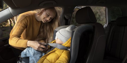 Top 8+ Tips Agar Anak Tidak Stres saat Perjalanan dengan Car Seat