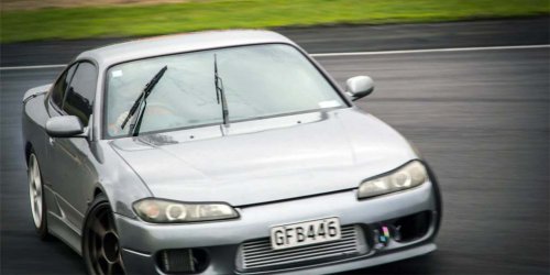Cara Menyalip dengan Mobil Matic yang Aman: 5 Tips Efektif