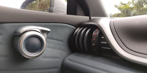 Tips Membersihkan Speaker Mobil agar Suaranya Jernih dan Awet