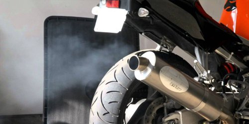 Suara Knalpot Motor Tiba-Tiba Lebih Bising, Tarikan Motor Terasa Berat dan Tidak Responsif, Konsumsi Bahan Bakar Semakin Boros, Bau Gas Buang Menyengat dan Asap Tidak Normal, Muncul Getaran atau Percikan Api pada Knalpot, Karat dan Lubang di Bagian Bawah atau Sambungan Knalpot, Ciri-Ciri Knalpot Motor Bocor yang Wajib Diketahui Pengendara