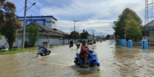 Cara Berkendara Saat Melewati Genangan Air: Tips Menghindari Aquaplaning