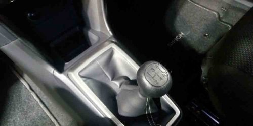 Cara Menyetir Mobil Manual di Tanjakan Macet Agar Tidak Mundur: 8 Tips Ampuh