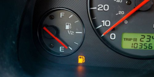Cara Mengatasi Rusaknya Indikator Bensin Digital Mobil yang Sering Terjadi