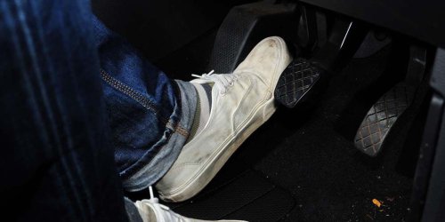 Penyebab Pedal Kopling Mobil Keras dan Cara Mengatasinya
