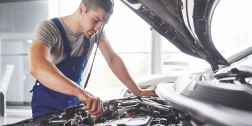 Fungsi Oli Gardan Mobil, Kapan Oli Gardan Harus Diganti, Suara Dengung Saat Berkendara, Getaran Mobil Semakin Kuat, Muncul Aroma Terbakar, Roda Belakang Sulit Dikendalikan, Perubahan Warna dan Tekstur Oli, Dampak Buruk Telat Ganti Oli, Tips Merawat Gardan Mobil, Mengenal Fungsi dan Pentingnya Oli Gardan Mobil