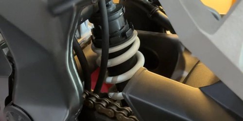 Kenapa Shockbreaker Mobil Sangat Penting untuk Keselamatan?, Fungsi Oli Shockbreaker yang Wajib Diketahui, Ciri-Ciri Shockbreaker Mobil Mulai Bocor atau Rusak, Bahaya Jika Shockbreaker Bocor Dibiarkan Terlalu Lama, Tips Praktis Merawat Shockbreaker Agar Awet, Cara Memilih Shockbreaker Mobil yang Tepat dan Aman, Kapan Harus Ganti Shockbreaker Mobil?, Efek Muatan Berlebih Terhadap Umur Shockbreaker, Fungsi Shockbreaker Mobil dan Cara Merawatnya untuk Kenyamanan Berkendara
