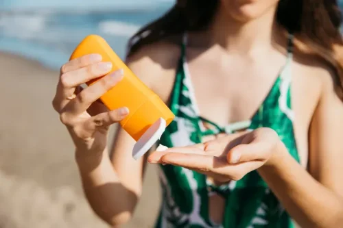 Kenali 3 Perbedaan Sunscreen dan Sunblock, Apa Saja?