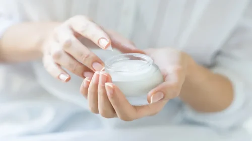 Top 3+ Perbedaan Moisturizer dan Pelembap, Ini Faktanya