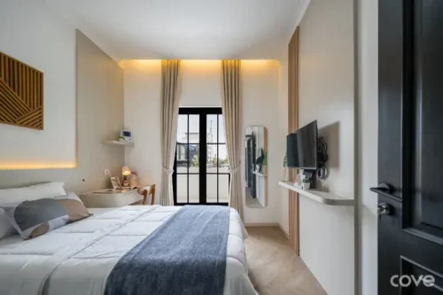 1. Penuhi Area Dinding dengan Karya Seni, 2. Sentuhan Elegan dengan Cermin Lantai, 3. Gunakan Rak Susun Kayu, 4. Artwork Sebagai Vocal Point, 5. Desain Japandi yang Stylish, 6. Area Balkon yang Nyaman, 7. Gaya Boho dan Tumbuhan Hijau, 8. Aksen Panel Kayu, 9. Skema Warna Cokelat, 10. Permainan Pola, 11. Jendela Besar Berestetika Klasik, 12. Bean Bag untuk Bersantai, 13. Elegansi Gaya New York Klasik, 14. Kasur Lantai Bertema Serba Putih, 15. Harmonisasi Warna Pastel, Inspirasi Desain: 15 Kamar Kost Aesthetic yang Menawan