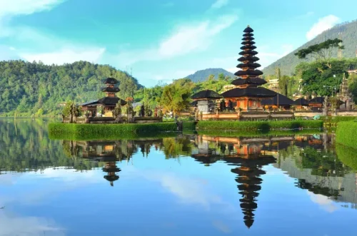 Top 4+ Danau di Bali yang Jadi Spot Wisata Paling Memikat