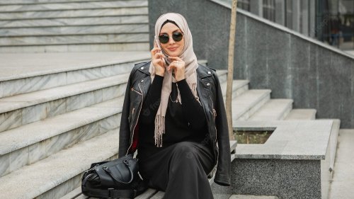 Top 4+ Rekomendasi Warna Jilbab yang Cocok untuk Baju Hitam